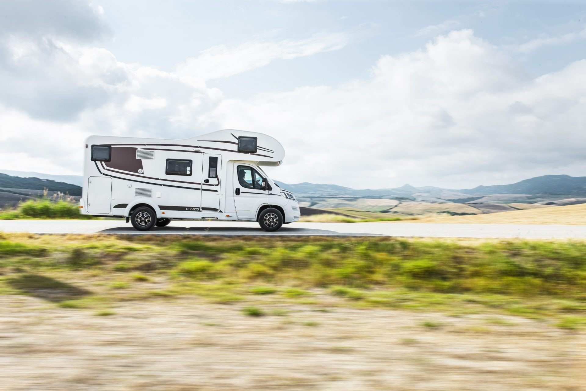 Vermietung von erstklassigen Wohnmobilen und Wohnwagen für sonnige Tage in der Natur.